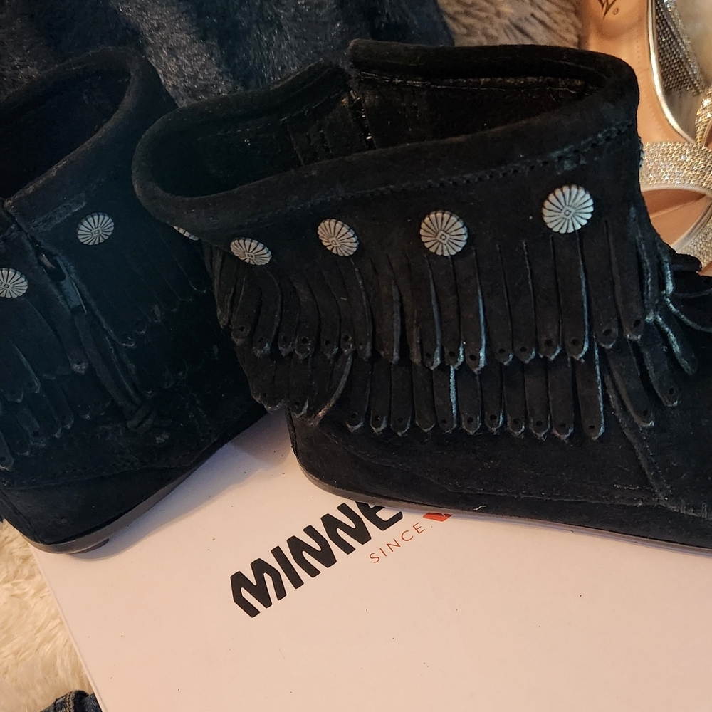 Minnetonka Women's Black Fringe Moccasins